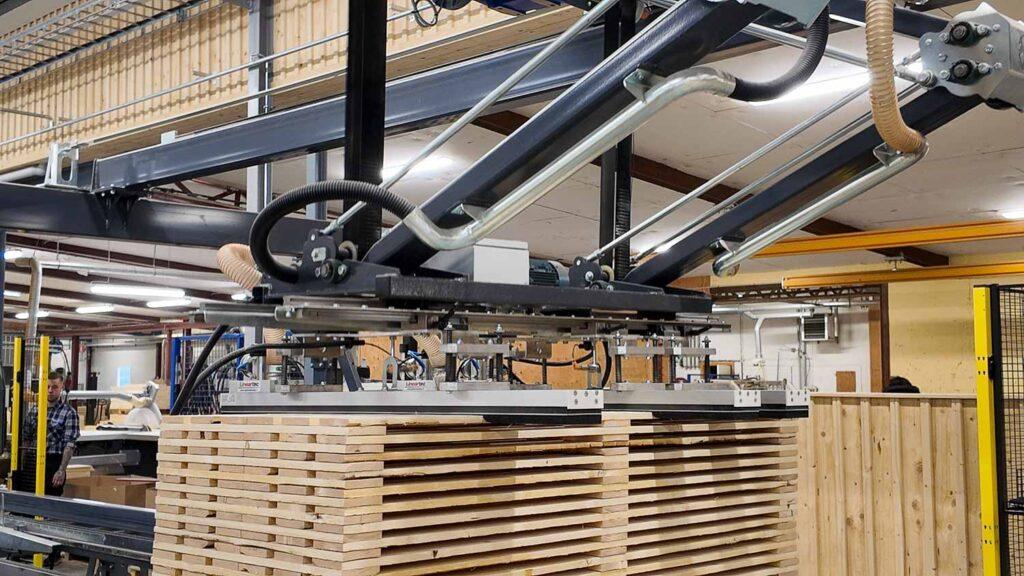 Leveransklara trälådor och pallar för industrikunder i Småland.