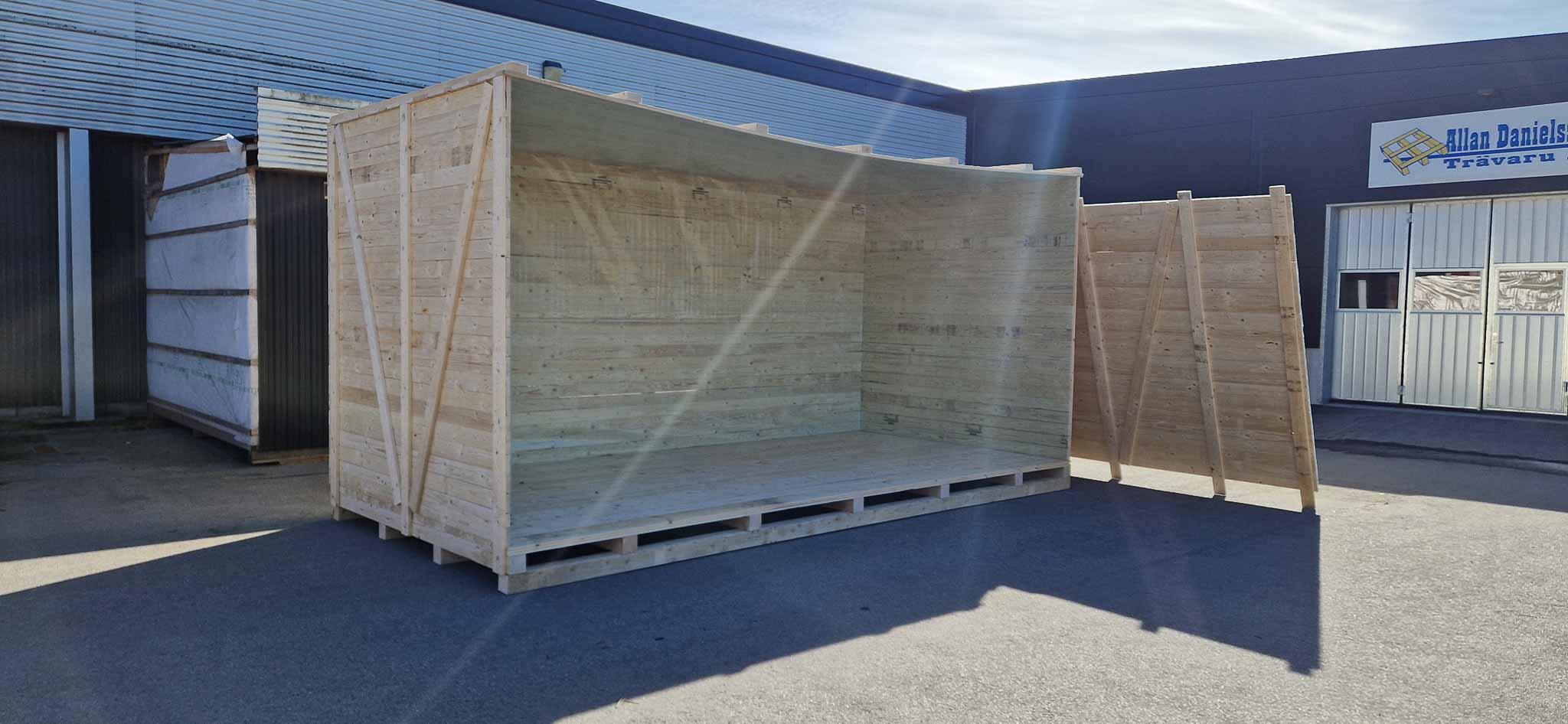 Robust trälåda för säker export och transport från Småland.